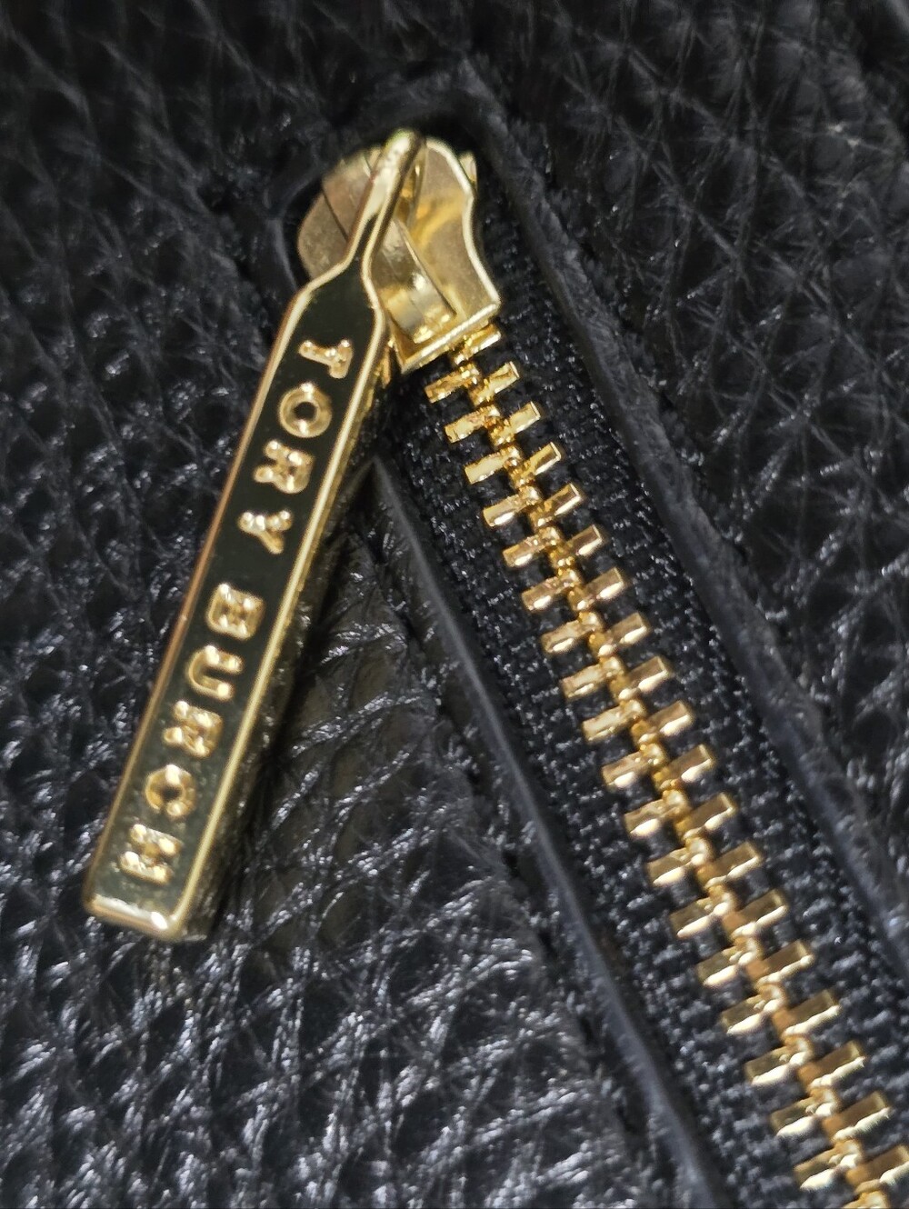 Tory Burch Black Pebbled Leather Amanda Clutch with Gold Logo Medallion - Picture 5 of 8